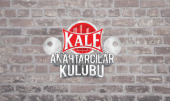 Çilingir ne demek, çilingir nedir soruları merak edilen konular arasında yer alır. Çilingir kilit, anahtar ve bu gibi unsurların ince işlerini yapan demirci ustalarına verilen genel bir ad olarak karşınıza çıkar. Kilitli kapıları açmak için akla ilk gelen isimlerden biri çilingirler olur. Bozuk kilitleri onarma, açılamayan kilitleri bazı aletler yardımıyla açma ve daha birçok işi kolaylıkla gerçekleştirebilen çilingirler; anahtarcı olarak da bilinir. Günlük hayatınızda karşılaşabileceğiniz istenmeyen duruml